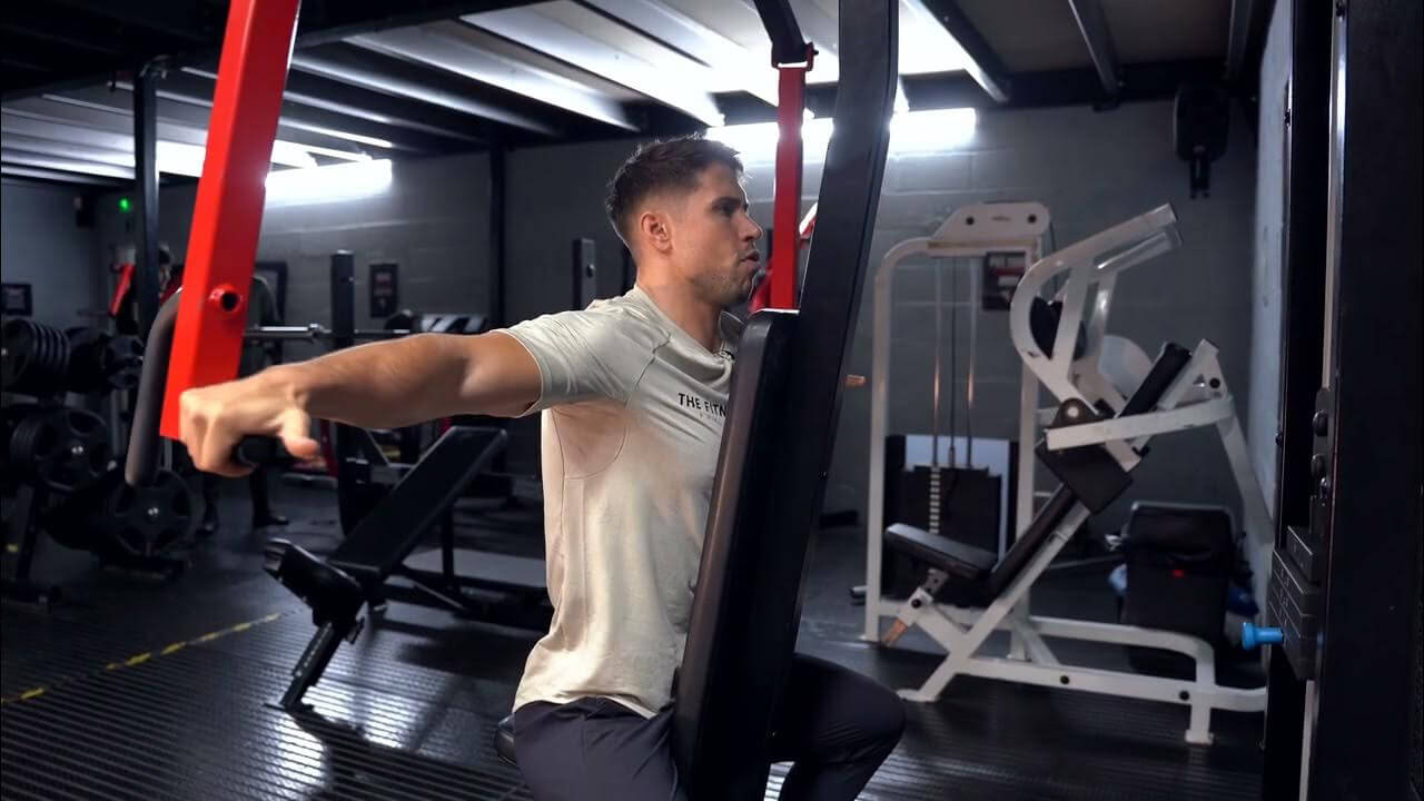 Pec Fly Machine으로 훈련하는 방법？