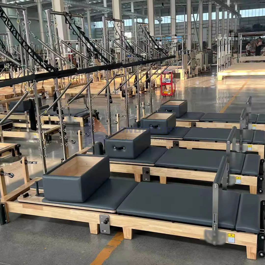 하프 타워가 있는 오크 필라테스 리포머